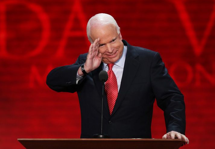 John McCain segir að Clinton sé rétti maðurinn í verkefnið.