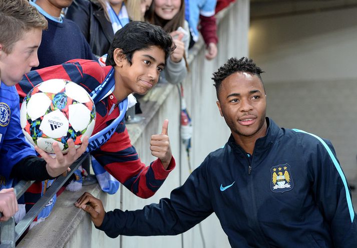 Raheem Sterling með ungum aðdáanda sínum.