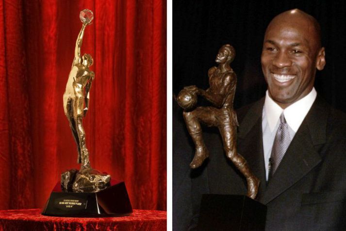 Nýi Michael Jordan bikarinn og Jordan sjálfur með MVP-bikarinn sem hann vann fimm sinnum á ferlinum.