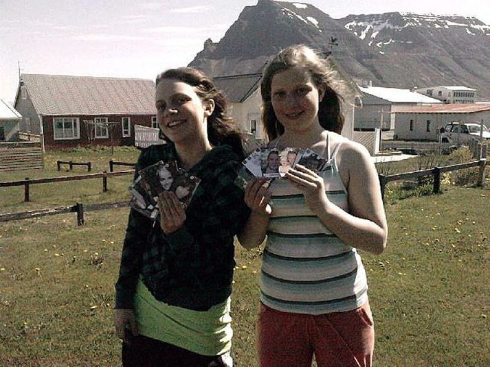 Systurnar Halldóra og Bergljót frá Bolungarvík með spilin góðu.