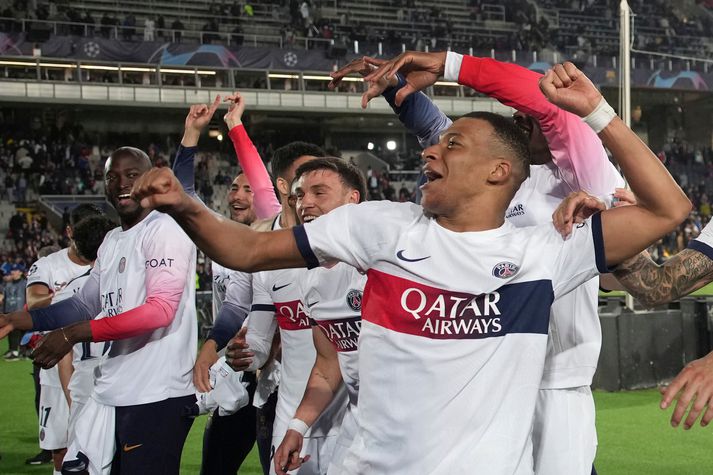  Kylian Mbappe fagnar sigri Paris Saint-Germain í Barcelona í gærkvöldi.