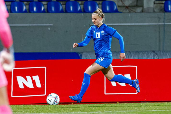 Guðný Árnadóttir hefur dregið sig úr íslenska landsliðshópnum vegna meiðsla.