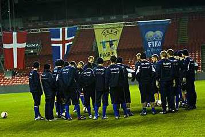 Íslenska landsliðið á æfingu á Parken