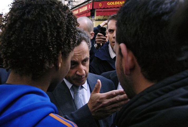 Ráðherra á vettvangi Nicolas Sarkozy innanríkisráðherra á vettvangi í einu hverfa Parísar þar sem til óspekta hefur komið.