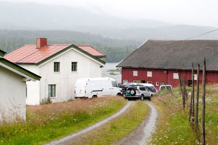 Lögreglan fann ótilgreint magn sprengiefna á búgarðinum, sem ekki er talið æskilegt að geyma.