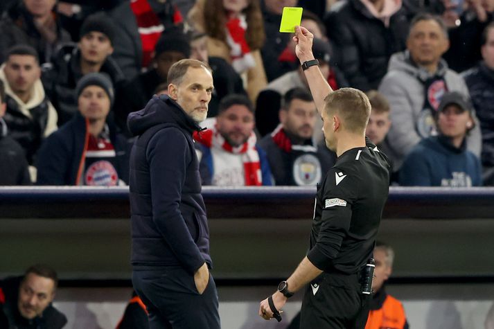 Thomas Tuchel, þá þjálfari Bayern München, fær gult spjald frá franska dómaranum Clement Turpin.