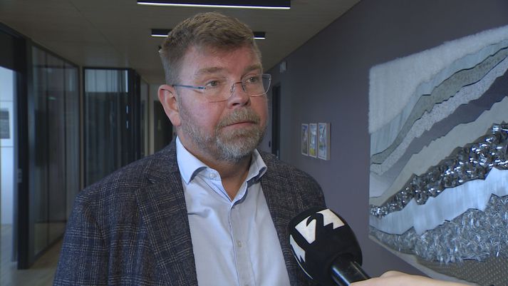 Jón Bjarki Bentsson, aðalhagfræðingur Íslandsbanka, segir ómögulegt að segja hvenær þróun eldsneytisverðs færist aftur í eðlilegt horf og gríðarlegar sveiflur hætti að sjást. 