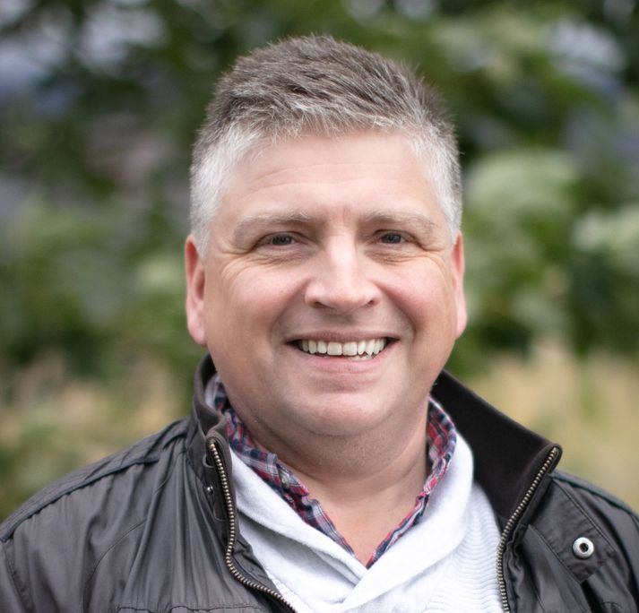 Jón Eiríkur Einarsson, oddviti Skorradalshrepp segir 63 vera á kjörskrá. Ekki sé ljóst hvort þeir hafi allir fasta búsetu í hreppnum. 