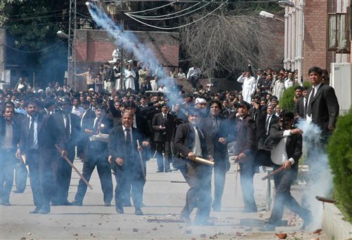Pakistanskir lögmenn mótmæla brottvikningu dómarans í Lahore í dag.