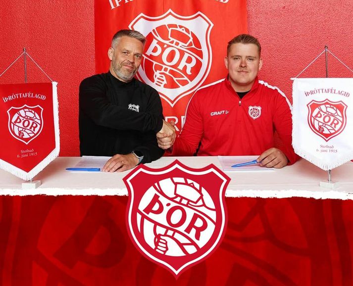 Þórður Tandri Ágústsson og Páll Þorgeir Pálsson, formaður handknattleiksdeildar Þórs, handsala samninginn.