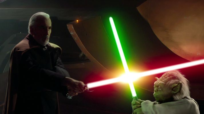 Hinn háaldraði Christopher Lee berst við tölvuteiknaðan Yoda í Attack of the Clones. Þrívíddarútgáfan bíður betri tíma.