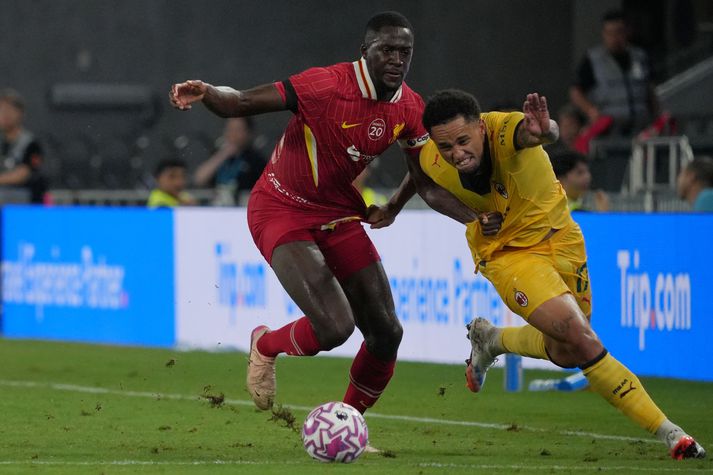 Noah Okafor í baráttu við Ibrahima Konaté í leik AC Milan og Liverpool á undirbúningstímabilinu.