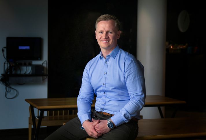 Helgi Héðinsson, mannauðsleiðtogi hjá Orkuveitunni og Veitum, segir að á sama tíma og flestir séu sammála því að álag í vinnunni sé eðlilegt svo lengi sem fólk nær að hlaða batteríin á milli vinnudaga, hafi hann orðið var við aukna umræðu um að vinnan eigi ekki að valda álagi og að það sé óheilbrigt að koma þreyttur heim eftir vinnudaginn. Umræða um álag sé því eitt dæmi af mörgum þar sem merkja má ólíkar væntingar fólks og viðhorf.