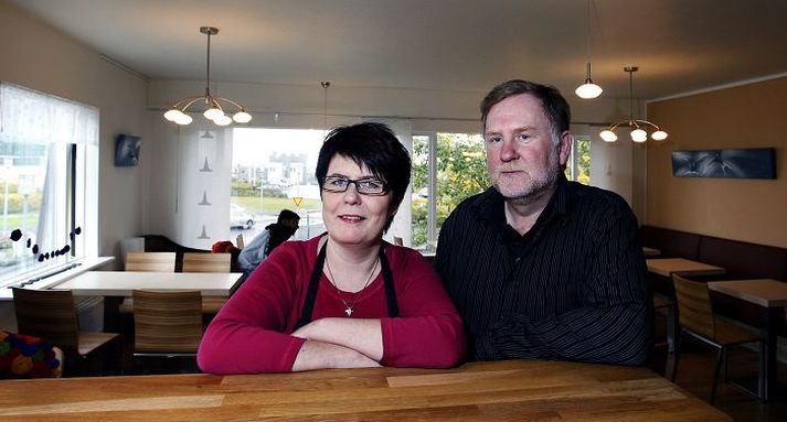 Hjónin í Kaffi Loka eru í áhugahópi sem telur skreytingar á götuhornum í Goðahverfinu mundu skerpa á því hverjir varðveittu sagnir af norrænum goðum og laða fólk að hverfinu.Fréttablaðið/Stefán