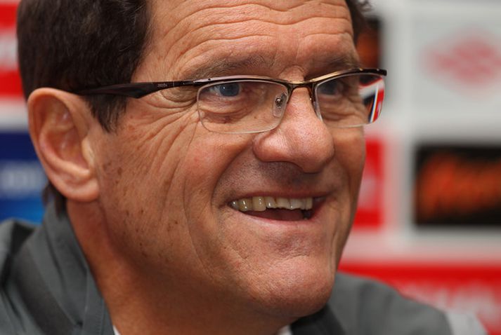 Fabio Capello, brosmildur á blaðamannafundi.