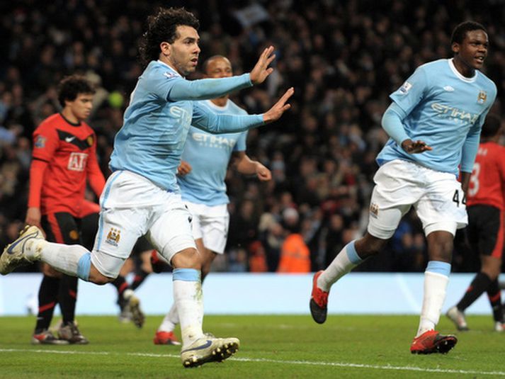 Carlos Tevez fagnar öðru marka sinna í kvöld.