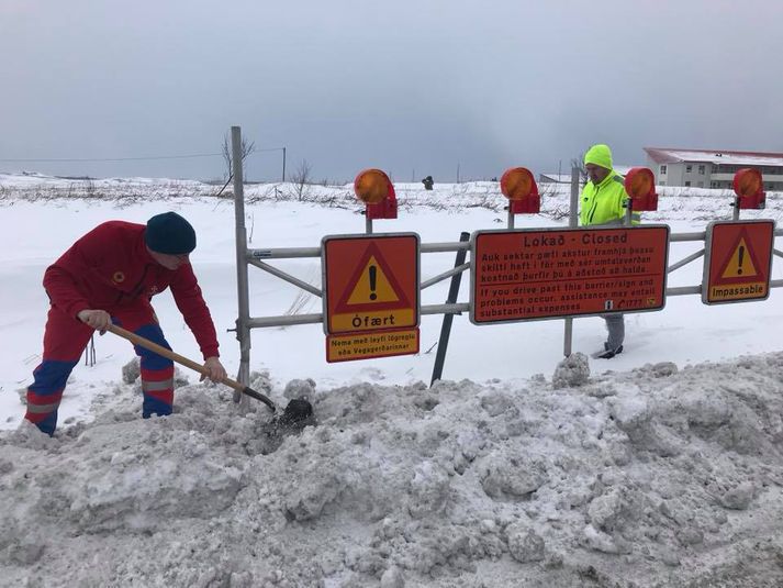 Verið er að meta hvort loka þurfi Hellisheiði.