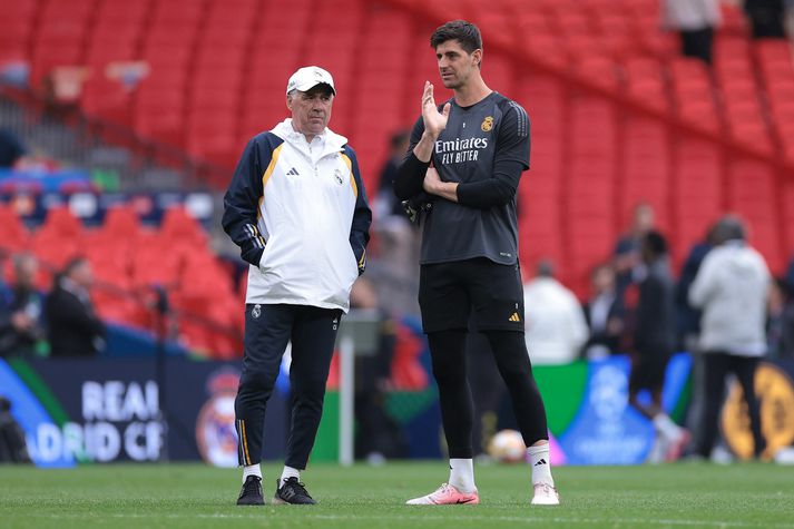 Thibaut Courtois ræðir við Carlo Ancelotti, knattspyrnustjóra Real Madrid.