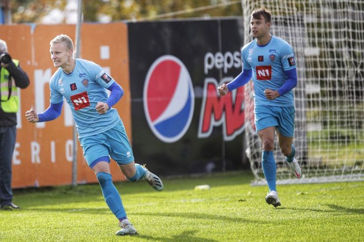 Ásgeir Sigurgeirsson fagnar eftir að hafa jafnað í 1-1.