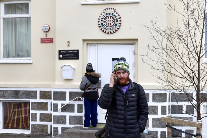 Aidan Flynn í símanum við blaðamann fyrir utan Kastala Guesthouse.