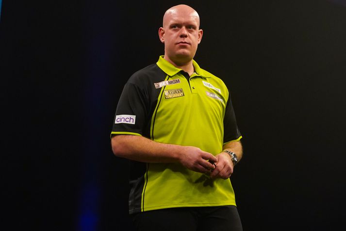 Það er ekki áhættulaust að klæða sig í boli. Michael van Gerwen fékk að kynnast því.