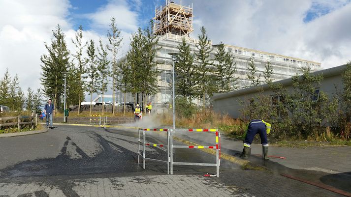 Viðgerðarmenn að störfum við Skólavörðuholt.