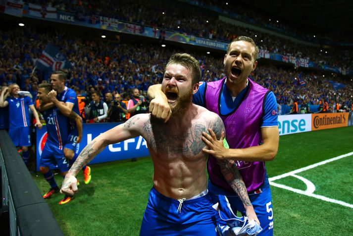 Landsliðsfyrirliðinn Aron Einar Gunnarsson fagnar eftirminnilegum sigri á Englandi í  sextán liða úrslitum EM 2016 ásamrt Sverri Inga Ingasyni.