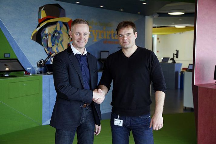 Gísli Guðmundsson kerfisstjóri hjá Advania tekur á móti vottuninni frá Halldóri Jörgensyni framkvæmdastjóra Microsoft.
