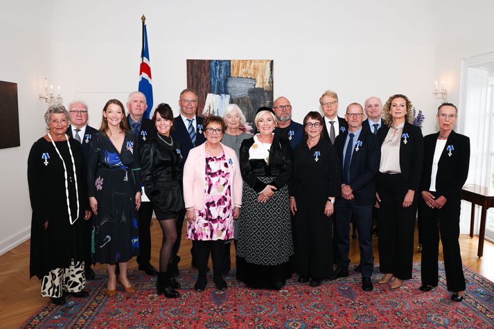 Fimmtán hlutu fálkaorðuna á Bessastöðum í dag við hátíðlega athöfn hinn 17. júní.