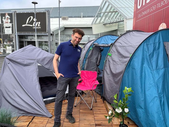 Ívar Þóður Ívarsson, verslunarstjóri JYSK segir útilegustól í ákveðnum lit rokseljast nú þegar útileguæði hefur gripið landann.