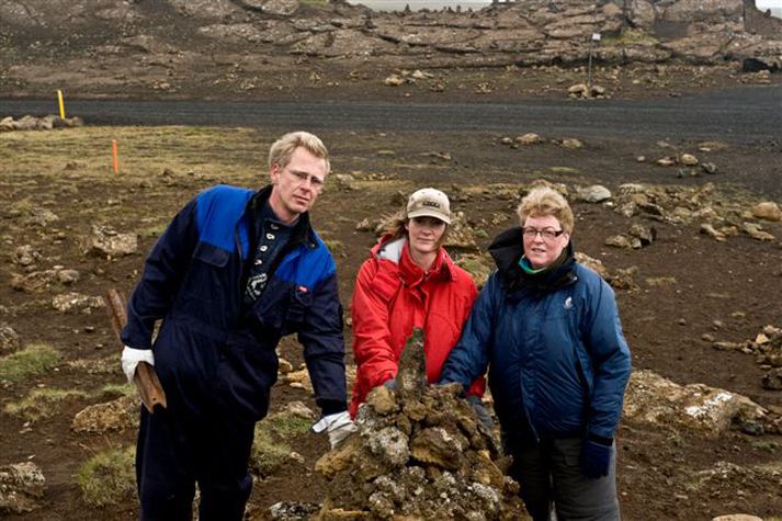 Ari Arnórsson, Rakel Jónsdóttir og Þórunn Daðadóttir við eina vörðuna.