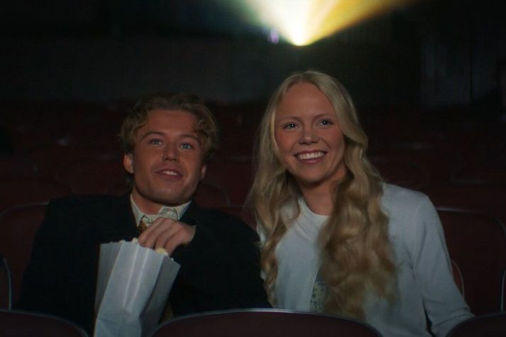 Mikael Kaaber og Sigríður Ragnarsdóttir fara með hlutverk elskendanna Bjarts og Hófíar sem koma úr ólíkum áttum en dreymir bæði um eitthvað annað en lífið sem þau lifa.