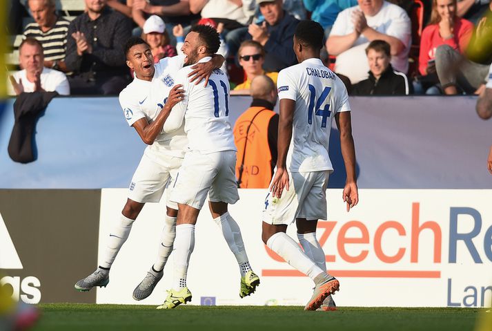 Lingard fagnar markinu með liðsfélögum sínum.