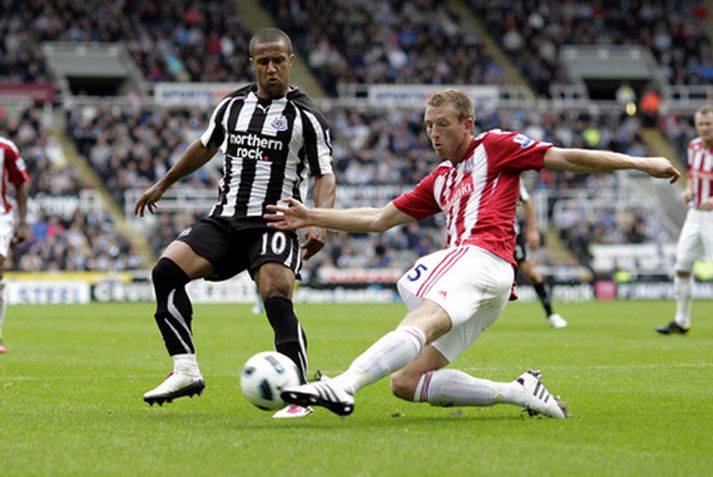 Wayne Routledge og Danny Collins í baráttunni í dag.