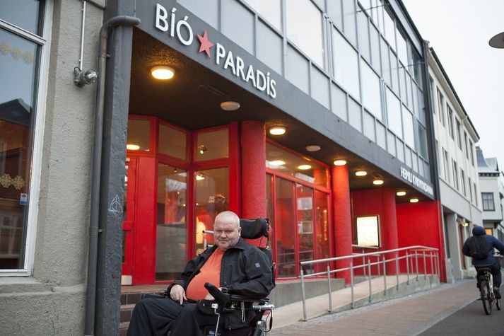 Guðjón Sigurðsson, formaður MND félagsins, gerði allt vitlaust þegar hann komst ekki í útskrift dóttur sinnar til að vekja athygli á vandamálinu.