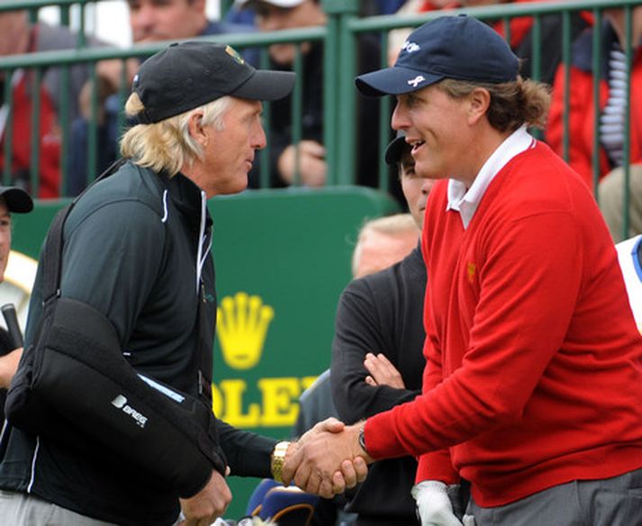 Jack Nicklaus, liðsfyrirliði Alþjóðaliðsins, heilsar upp á Phil Mickelson hjá bandaríska liðinu.