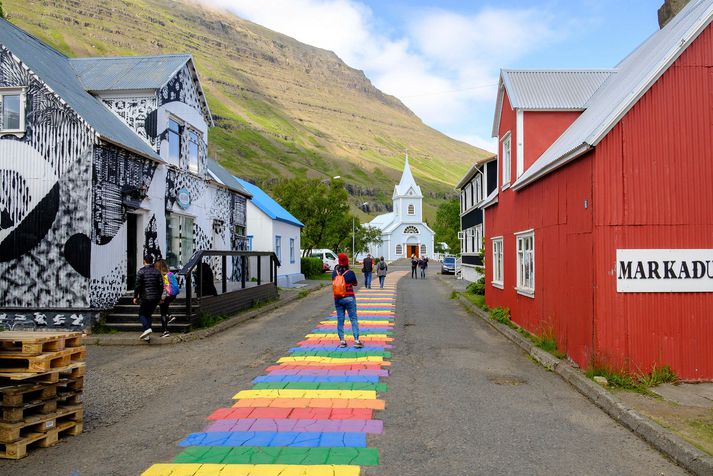 Ferðagjöfin á að virka sem hvati fyrir Íslendinga til að ferðast innanlands, einkum í sumar á meðan ferðatakmarkana vegna kórónuveirunnar mun líklega enn gæta víða í heiminum. Myndin er frá Seyðisfirði.