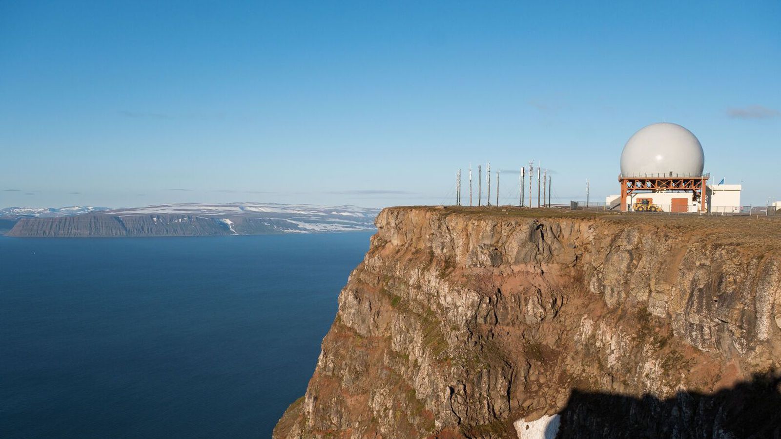 Slapp vel þegar bíll hans valt yfir 200 metra niður Bolafjall