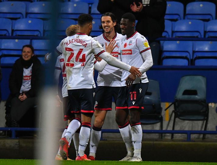 Bolton heimsækir Stockport í FA bikarnum í kvöld.
