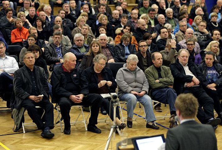 Gjaldþrot blasir við Það var ekkert sérstaklega hýrt yfir íbúum Álftaness á fundi með bæjarstjórn, ráðgjöfum og eftirlitsnefnd með fjármálum sveitarfélaga í gærkvöldi.fréttablaðið/valli