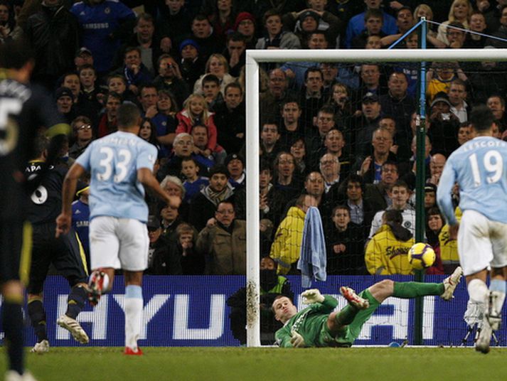 Shay Given sést hér verja vítaspyrnuna frá Frank Lampard.