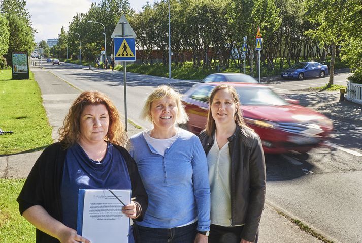 Sigríður Ásta Klörudóttir, Vanda Sigurgeirsdóttir og Jóna Björk Sigurjónsdóttir þora ekki að senda börnin sín ein yfir götuna og standa því fyrir undirskriftasöfnun fyrir gönguljósum.