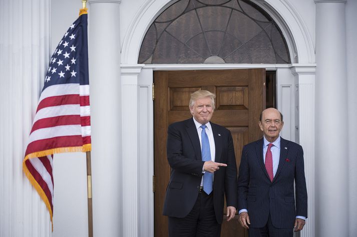 Donald Trump bendir hér á Wilbur Ross, viðskiptaráðherra Bandaríkjanna.