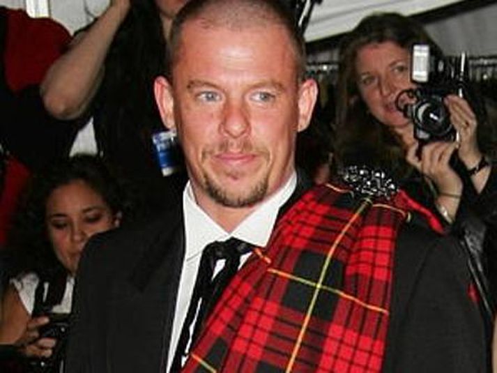 McQueen sem var bugaður af sorg eftir andlát móður hans og undir miklu álagi í vinnunni fannst látinn á heimili sínu í London í febrúar. Mynd/AFP