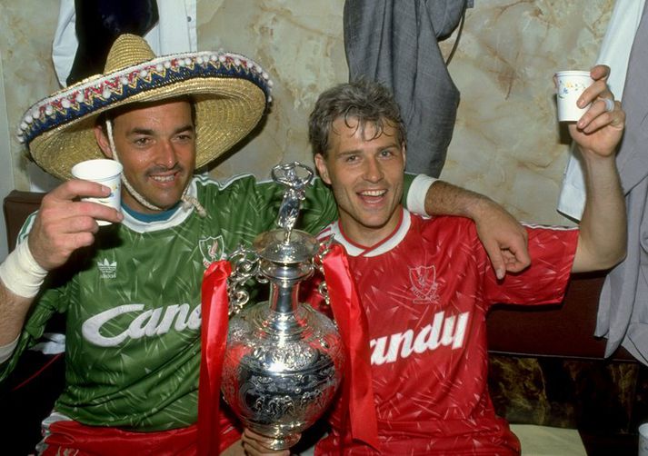 Bruce Grobbelaar og Glenn Hysen fagna titlinum 1990.
