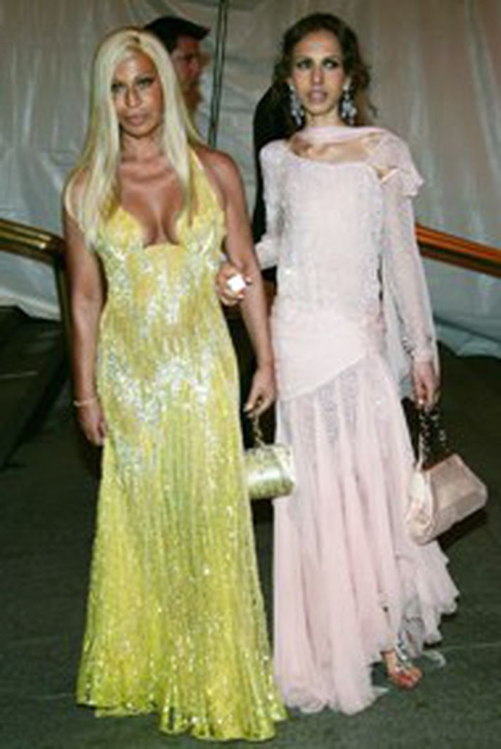 Mæðgurnar Donatella (t.v.) og Allegra (t.h.) á tískusýningu Chanel árið 2005