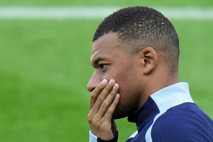 Kylian Mbappé hefur áhyggjur af stöðunni í frönskum stjórnmálum.