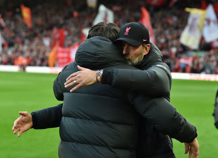 Jürgen Klopp faðmar Antonio Conte fyrir jafnteflisleik Liverpool og Tottenham á Anfield um síðustu helgi.