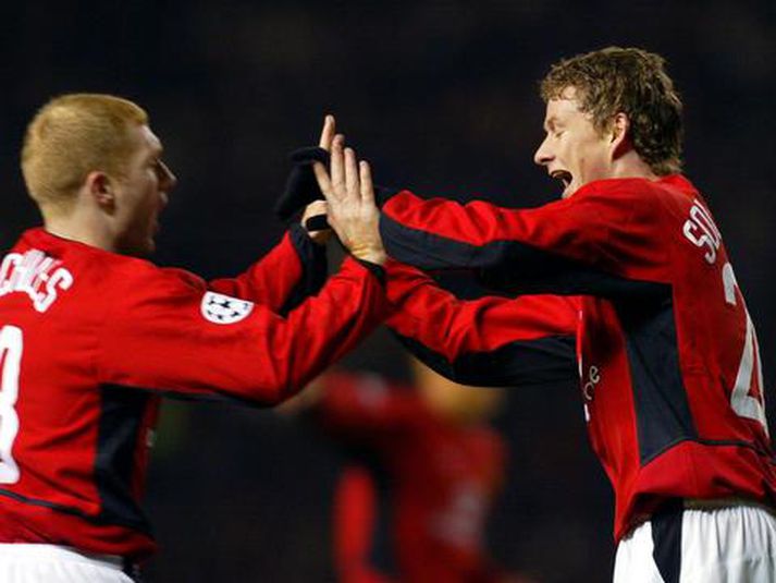 Ole Gunnar Solskjær fagnar marki með Paul Scholes.