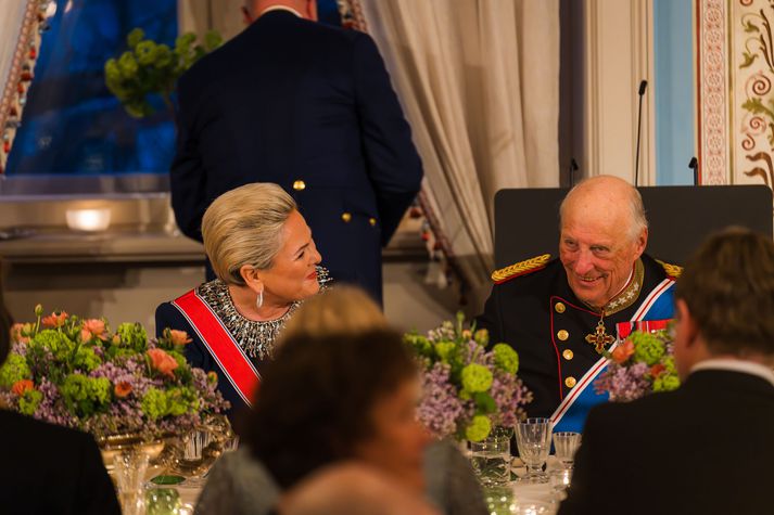 Halla Tómasdóttir forseti Íslands og Haraldur Noregskonungur við hátíðarkvöldverðinn.